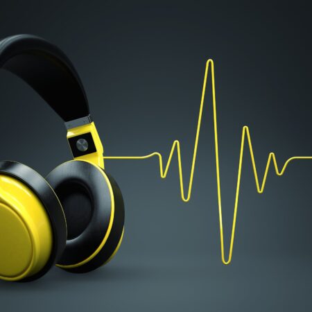 What frequency range must good headphones cover?